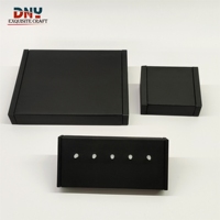 Ensemble de présentoirs personnalisés en cuir PU noir pour bijoux de piercing avec pinces en plastique pour bijoux corporels