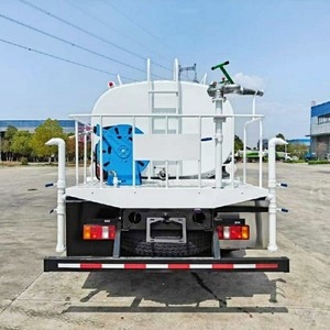 Camión Cisterna de Agua Sinotruk Howo 4x2 de 8 CBM, Camión Cisterna con Aspersor de Agua para Construcción - Product Image 6