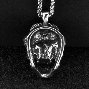 Collar con colgante de calavera para hombre de acero inoxidable, diseño hueco retro asimétrico para combinar con ropa - Product Image 3
