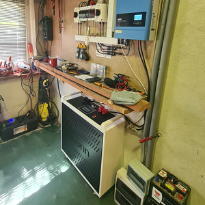 Boîte de batterie LiFePO4 48V 280Ah verticale mobile, kit DIY avec BMS 200A et roues pour stockage d'énergie solaire - Product Image 5