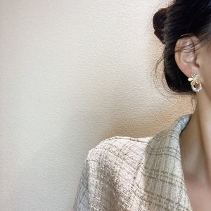 एक बिल्ली की आंख की फूल कान स्टड नाजुक अपव्यय कान की बाली ठंडी हवा उन्नत भावना कान की बाली महिला - Product Image 5