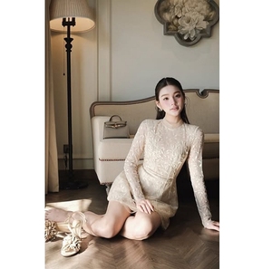 Robe Courte Élégante en Dentelle à Col Montant et Manches Longues, Coupe Évasée, Idéale pour les Fêtes, Tissée, Couleur Unie, Fabrication Vietnamienne - Product Image 1