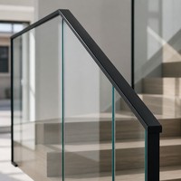 Escalier flottant en bois pour intérieur avec garde-corps en verre, adapté aux villas