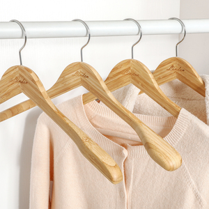Perchas de Madera de Bambú Ecológicas LINDON, Diseño de Hombros Anchos, Percha Reciclada Personalizada con Barra para Pantalones, para Abrigos, Trajes y Pantalones - Product Image 5