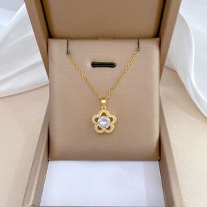 Collar de Acero Inoxidable con Baño de Oro de 18k, Resistente al Deslustre, con Hermosa Flor de Cinco Pétalos y Diamantes - Product Image 4