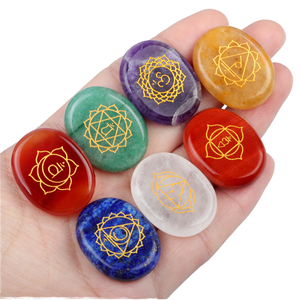 Piedras de meditación Seven Chakra-Discos de cristal pulido con símbolos sánscritos (juego completo) - Product Image 1