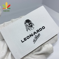 Étiquettes et étiquettes de taille tissées par logo de nom personnalisé de polyester lavable de prix usine pour des vêtements et des pantalons