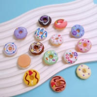 100 pièces/sac Cabochons plats en résine colorés en forme de donut, imitation aliments et desserts pour maison de poupée, sans trou, pour la création de loisirs créatifs