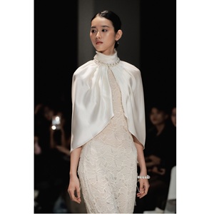 Vêtements pour femmes en gros : Ensemble élégant CALLISTA COCOON CAPE sans manches à col mandarin pour femmes, couleur blanc-antique - Product Image 2