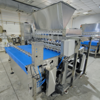 Machine de remplissage de crème de confiture entièrement automatique de beignet de côté supérieur Injection de remplissage de beignet pour le gâteau Berliner de beignet Croissant avec le tri