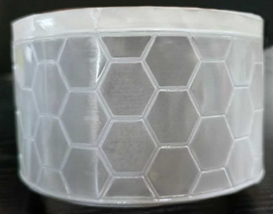 Etiqueta Adhesiva de Advertencia Reflectante Dorada con Textura de Panal - Product Image 4