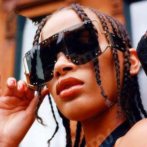 Lunettes de soleil steampunk carrées pour femmes, avec logo personnalisé, rivets métalliques uniques, protection UV400, style masque. - Product Image 2