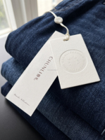Étiquettes suspendues personnalisées en relief pour vêtements avec ruban tissé en tissu doré perlé pour marques de vêtements