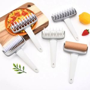 Rouleau à pâtisserie en plastique, coupe-pâte manuel à roue à aiguilles, outil de pâtisserie pour biscuits et pizzas - Product Image 1