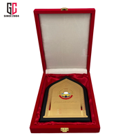 Plaque de récompense personnalisée en métal haut de gamme plaqué or avec gravure arabe, présentée dans un coffret de luxe en velours