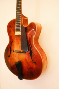 Guitarra Electroacústica Yunzhi Personalizable, Artesanal, de Cuerpo Hueco, con Tapa Arqueada de Abeto y Arce, Acabado Lacado, Estilo <span class=keywords><strong>Jazz</strong></span>, con Diapasón de Ébano - Product Image 6