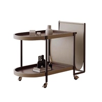 Chariot à roulettes avec cadre en métal, design à double couche avec panneau arrière en cuir de selle, chariot roulant pour salon, utilisation domestique, table basse