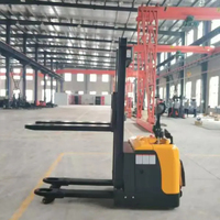Chariot élévateur à palettes entièrement électrique, capacité 2 tonnes, pneus pleins, transmission intégrale, avec déplaceur latéral électrique, utilisation en position debout, pour extérieur