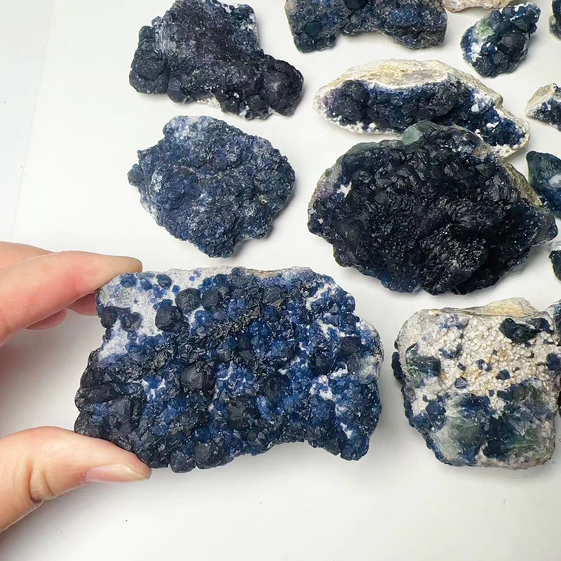 Campione a grappolo di cristalli di Fluorite blu grezzo