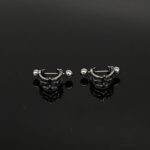 Pendientes Huggie de yunnique, pendientes de aro geométricos huecos con forma de estrella de acero de titanio para hombres y mujeres - Product Image 2