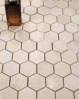 Mosaïque en pierre naturelle JYSTONE, carreaux carrés et hexagonaux en marbre pour la décoration moderne des murs de salle de bain, des crédences de cuisine et des sols.