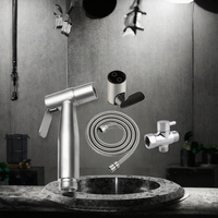Ensemble pulvérisateur de bidet portatif écologique en acier inoxydable avec inverseur et adaptateur en T 7/8 pouces, support mural noir pour toilettes, appartements et hôtels