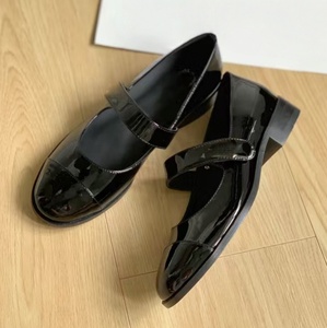 Zapatos Mary Jane de Cuero Negro Brillante Estilo 2026 para Mujer - Retro con Parches y Hebilla Metálica, Casuales y Elegantes, Estilo Universitario - Product Image 2