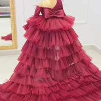 Robe en tulle rose, design à une épaule, jupe à volants à plusieurs niveaux, corsage à paillettes, détail en plumes, traîne dramatique, robe de concours pour enfants