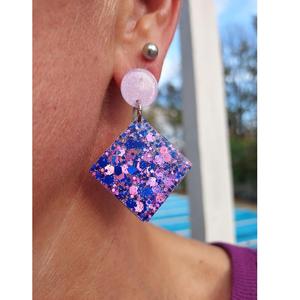 Boucles d'oreilles modernes en résine, légères, design artisanal, parfaites pour la mode quotidienne et les occasions spéciales, élégantes et faites à la main - Product Image 6