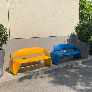 Banc d'extérieur artistique en fibre de verre, design contemporain pour parc et patio, siège moderne durable, capacité 2 personnes - Product Image 1