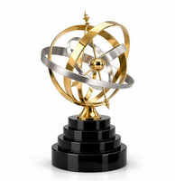 Trophée en métal Nimbus Ailes d'or soulevant un globe en cage au-dessus d'un mât argenté, médaille personnalisée écologique imprimée UV, cadeau de récompense