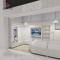 Étagère murale moderne pour lunettes de soleil personnalisées avec éclairage LED pour les centres commerciaux et les magasins de détail - Matériaux en métal/verre/bois, montage facile