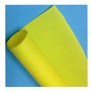 Rouleaux de tissu non tissé en polypropylène spunbond SS doux, absorbant l'eau, légers (27g, 37g), largeur 500mm, pour tapis de propreté pour animaux de compagnie - Product Image 1