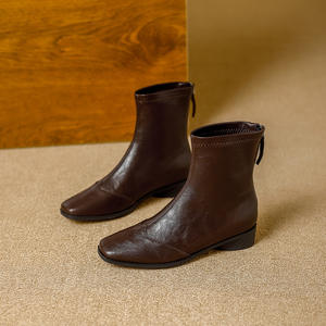 Botín de Mujer con Tacón Grueso y Punta Cuadrada, Cómodo y Multifuncional, con un Diseño de Estilo Retro - Product Image 1