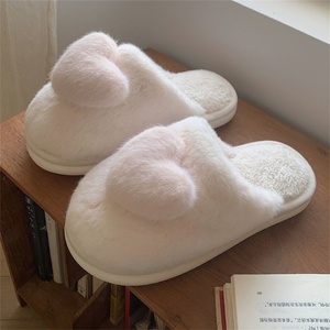 Pantuflas de Invierno de Felpa con Forma de Corazón para Mujer, Pantuflas de Casa con Logotipo Personalizado, Pantuflas Cálidas y Peludas para Damas - Product Image 3