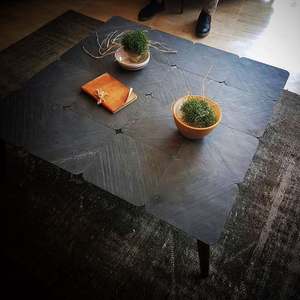 Revêtements muraux en pierre d'ardoise noire Deoli Line, finition à texture linéaire, design traditionnel, maisons intérieures du Rajasthan - Product Image 1