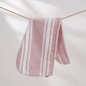 Bonnet de douche triangulaire pour adulte en velours corail rayé coloré, tricoté, absorbant, séchage rapide et épaissi, de One Textiles Towel Industries - Product Image 1