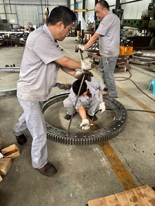 แหวนรองรับการหมุน <span class=keywords><strong>M2</strong></span> สำหรับชุดเกียร์หมุนของเครน จิ๊บเครนหมุนได้ 360 องศา แบบปิดผนึก หน้าสัมผัสสี่จุด OEM - Product Image 3