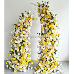 Gelber Hortensien-Bogen mit Goldständer, Weiße Seidenrosen und Eukalyptus-Blätter für Garten-Hochzeiten und Eingangsbereich-Dekoration - Product Image 3