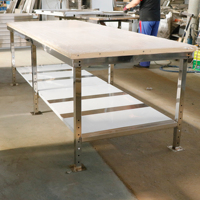 Table de travail robuste en acier inoxydable à prix abordable avec plateau en bois et hauteur réglable, idéale pour l'emballage et la préparation alimentaire