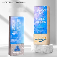 Trophée sportif rectangulaire en verre cristal et pierre marbrée ADL Factory, gravé au jet de sable, pour la reconnaissance des récompenses de basketball