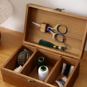 Caja de herramientas de costura de madera con tapa abatible, adecuada para guardar herramientas de costura y agujas, compartimentada en madera maciza para punto de cruz - Product Image 2