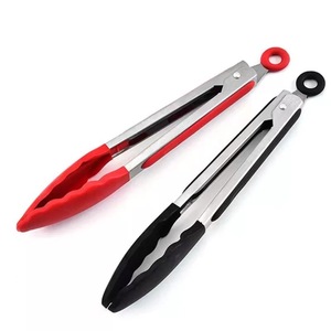 Pinces <span class=keywords><strong>de</strong></span> <span class=keywords><strong>cuisine</strong></span> en acier inoxydable avec embouts en silicone résistants à la chaleur, dotées d'un clip <span class=keywords><strong>de</strong></span> verrouillage pour la cuisson, la grillade, la friture et le service - Product Image 1
