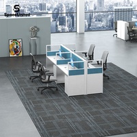 Postes de travail modulaires de style industriel SpaceUnited pour 4 personnes avec cloisons de séparation