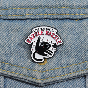 Épingle en émail pour chat Razzle Dazzle Insigne de revers de chat noir drôle Broche de dessin animé mignon Sac à dos Vêtements Accessoires Vente en gros - Product Image 1