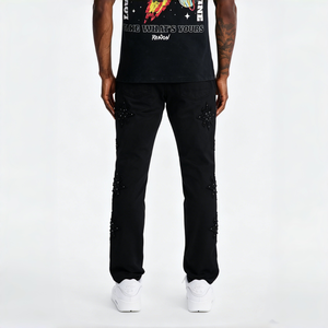 Pantalones vaqueros negros lisos, modernos y urbanos, con corte ajustado y tiro bajo, ideales para atuendos urbanos de estilo punk y hip-hop. - Product Image 2