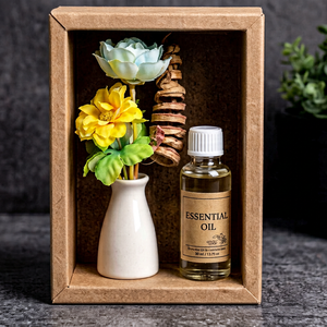 Caja de regalo de cerámica moderna con botella de aceite esencial y flores decorativas, juego de regalo promocional exquisito hecho a mano. - Product Image 1