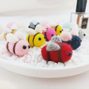 Décor de Noël jaune laine feutre abeille boule Mini mignon bourdon 30 pièces jaune laine feutre abeille pour la maison scène fêtes d'anniversaire - Product Image 5