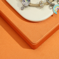 Présentoir à bijoux en cuir classique pour colliers, bagues et diamants – Support élégant pour comptoir ou magasin – Rangement de bijoux
