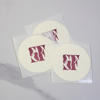 Autocollant de marque rond beige texturé de luxe, logo rose en relief, étiquette crème en rouleau pour emballage de boutique et de bijoux